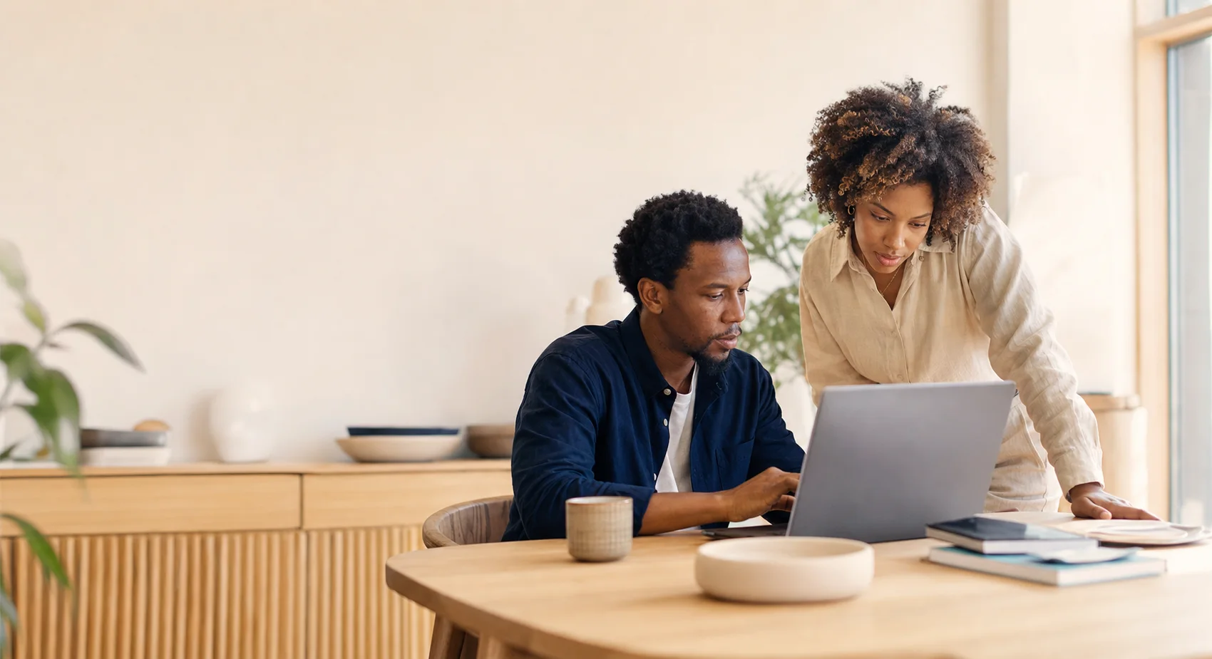 Deux entrepreneurs africains collaborent sur leur site dans un studio lumineux